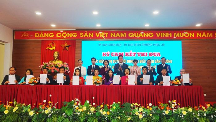 Các đơn vị trên địa bàn phường ký cam kết thi đua thực hiện Nghị quyết Hội nghị đại biểu nhân dân phường. Ảnh: B.Duy