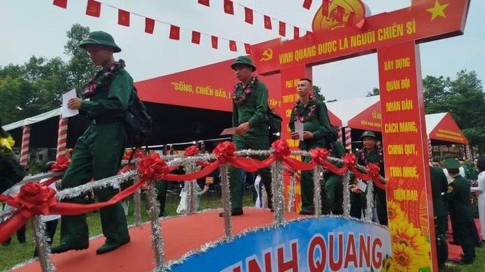 Các tân binh lên đường làm nghĩa vụ thiêng liêng với Tổ quốc.