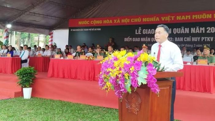 Phó Chủ tịch Thường trực Ủy ban nhân dân Thành phố Hồ Chí Minh Nguyễn Lộc Hà phát biểu ý kiến tại lễ giao, nhận quân.