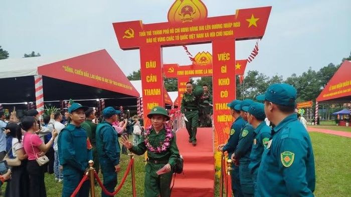 Các tân binh chào người thân để lên đường làm nghĩa vụ quân sự.