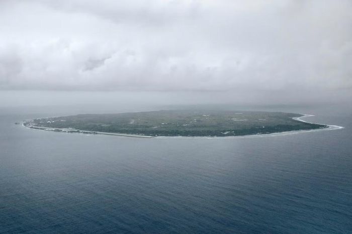 Là một đảo quốc nhỏ giữa Thái Bình Dương, Nauru có diện tích 21 km2. Đây là đảo quốc nhỏ nhất ở phía nam Thái Bình Dương và cũng là nước nhỏ thứ ba trên thế giới. Trải qua những biến động lịch sử, Nauru trở thành quốc gia độc lập vào năm 1968, dân số khoảng 10.800 người. Ảnh: Vlad Sokhin/Panos Pictures/Redux.