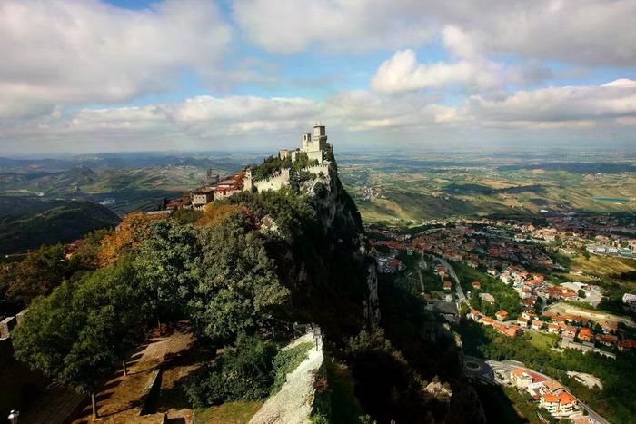 Giống như Vatican, lãnh thổ San Marino nằm gọn trong lòng Italy. Với diện tích chỉ 61 km2, dân số khoảng 34.000 người, đây là quốc gia có diện tích nhỏ thứ 5 trên thế giới. San Marino được thành lập vào năm 301 bởi một thợ đá tên Marinus, người chạy trốn cuộc bức hại tôn giáo dưới thời La Mã cổ đại. Dù nằm gọn trong lòng Italy, San Marino là quốc gia độc lập, có quốc kỳ, quốc huy, hộ chiếu và cả đội tuyển bóng đá quốc gia riêng. Ảnh: Tân Hoa Xã.