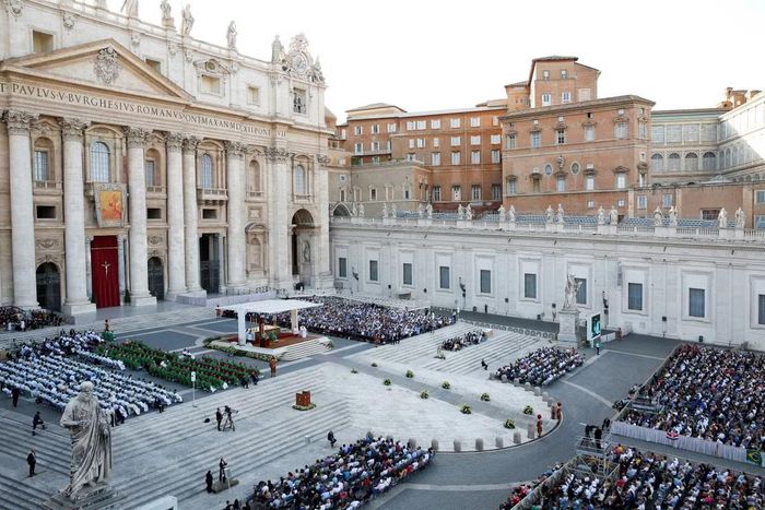 Tại Vatican, người đứng đầu Giáo hội đồng thời giữ vai trò nguyên thủ quốc gia. Giáo hoàng Robert Francis Prevost hiện là lãnh đạo của Thành quốc Vatican, lên nắm quyền năm 2025. Dù có quy mô rất nhỏ, Vatican sở hữu nhiều công trình và điểm tham quan nổi tiếng thế giới như Vương cung thánh đường Thánh Phêrô, Nhà nguyện Sistine và Vườn Vatican, thu hút hàng triệu du khách mỗi năm. Ảnh: Reuters.