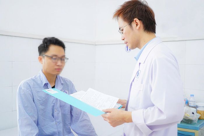 Bác sĩ Bệnh viện Nhân dân Gia Định điều trị cho tổng cộng 8 bệnh nhân bị ngộ độc thực phẩm sau khi ăn bánh mì tại phường Hạnh Thông. Ảnh: Bệnh viện cung cấp