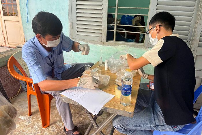Lực lượng chức năng phường Vũng Tàu, TP.HCM kiểm tra và lấy mẫu xét nghiệm thực phẩm lưu trữ tại tiệm bánh mì không tên. Ảnh: A.B.