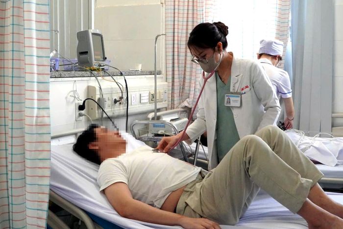 Một bệnh nhân nhập viện điều trị nghi bị ngộ độc thực phẩm sau khi ăn bánh mì. Ảnh: Bệnh viện cung cấp
