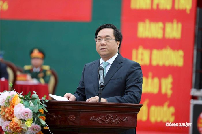 Chủ tịch UBND tỉnh Phú Thọ Trần Duy Đông phát biểu tại buổi lễ giao nhận quân - Ảnh: Phùng Gia.
