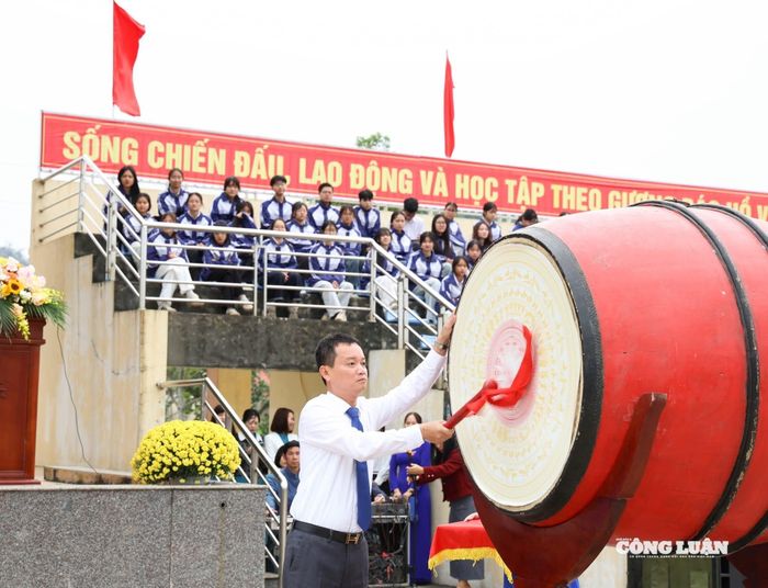 Chủ tịch UBND xã Thanh Thủy Nguyễn Minh Tân thực hiện nghi thức đánh trống trong ngày hội tòng quân - Ảnh: Phùng Gia.
