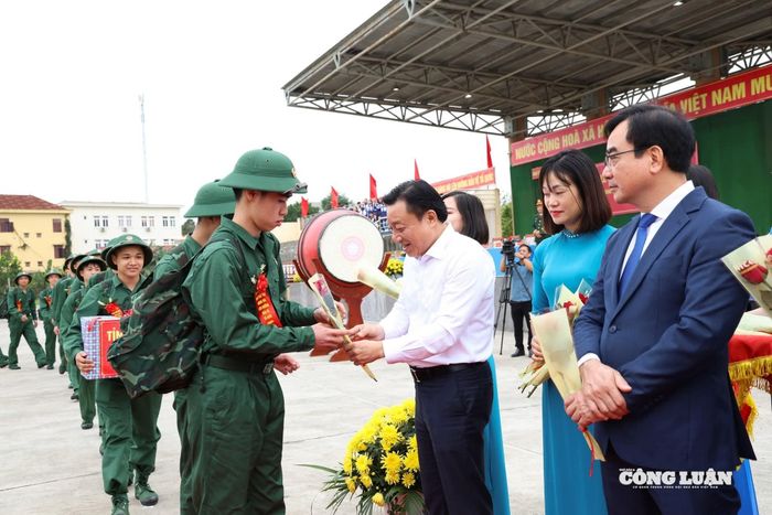 Lãnh đạo tỉnh Phú Thọ động viên các tân binh ở xã Thanh Thủy - Ảnh: Phùng Gia.