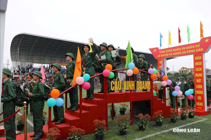 Các tân binh của tỉnh Phú Thọ hăng hái lên đường thực hiện nghĩa vụ - Ảnh: Phùng Gia.