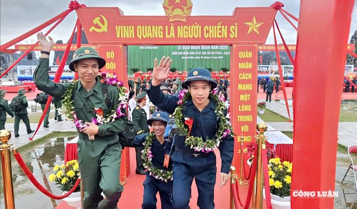 Trong không khí phấn khởi, những người con ưu tú của Đất Mỏ rạng rỡ nụ cười, tự tin bước qua "Cầu vinh quang", vẫy tay chào tạm biệt quê hương để bắt đầu hành trình mới đầy tự hào trong hàng ngũ Quân đội và Công an nhân dân.
