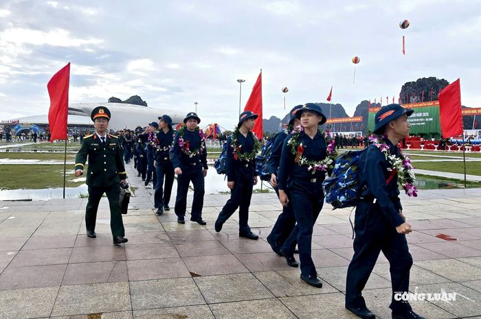 Đoàn tân binh lên đường về đơn vị mới thực hiện nghĩa vụ cao cả và thiêng liêng của giới trẻ.