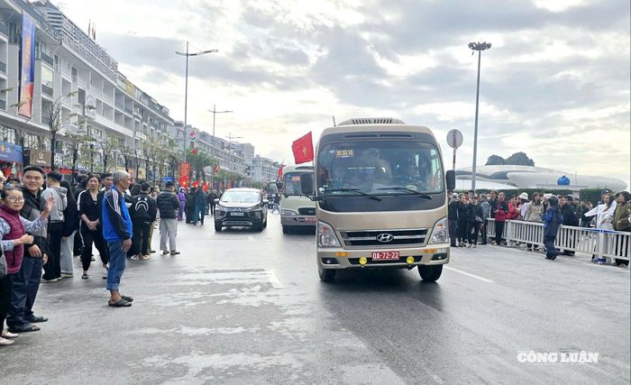 Những chuyến xe mang theo niềm tin và kỳ vọng của hậu phương, đưa những người con ưu tú của Đất Mỏ về đơn vị, bắt đầu hành trình cống hiến cho sự nghiệp bảo vệ Tổ quốc.