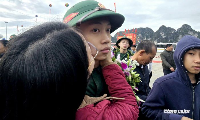 Người mẹ không giấu nổi cảm xúc trong giờ chia tay tân binh lên đường nhập ngũ.
