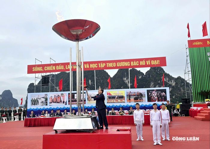 Bí thư Tỉnh Ủy Quảng Ninh Quản Minh Cường thực hiện nghi thức thắp ngọn lửa truyền thống tại buổi lễ.