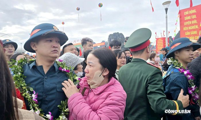 Tân binh xúc động trước tình cảm quê hương, người thân giành cho mình tròng giờ chia tay lên đường làm nhiệm vụ cao cả.