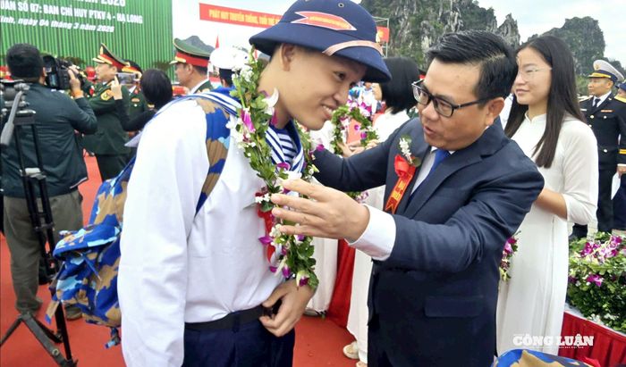 Các đồng chí lãnh đạo địa phương và đơn vị nhận quân ân cần tặng hoa, chúc mừng và động viên các tân binh trước giờ lên đường.