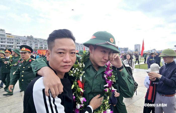 Tình yêu thương, lưu luyến không chỉ thể hiện đối với người mẹ, người chị.