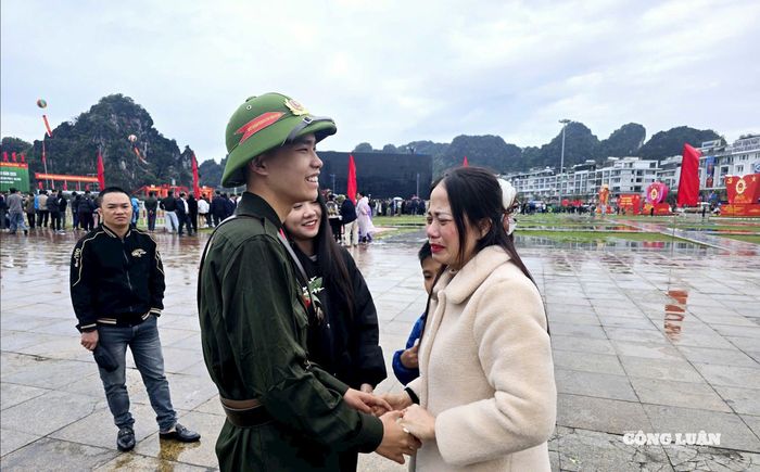 Giữa không gian náo nức của ngày hội, cái nắm tay siết chặt và những giọt nước mắt của người mẹ, người chị rơi là lời dặn dò ấm áp nhất, tiếp thêm sức mạnh để các chiến sĩ trẻ vững tin hoàn thành sứ mệnh bảo vệ Tổ quốc.