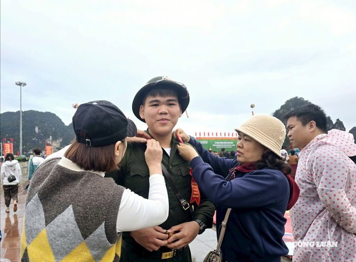 Những cử chỉ chăm chút, chỉnh trang chu đáo về trang phục của người thân là lời gửi gắm niềm tin, là điểm tựa tinh thần vững chắc để các chiến sĩ trẻ vững tin hoàn thành xuất sắc nhiệm vụ với Tổ quốc.
