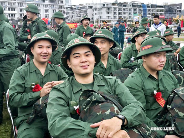Những nụ cười rạng rỡ thể hiện tinh thần phấn khởi của các tân binh trong giờ phút được đứng vào hàng ngũ trong quân đội nhân dân Việt Nam.