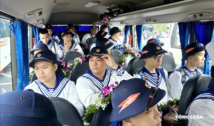 Dẫu còn những phút giây trầm ngâm, lưu luyến quê hương, nhưng trong ánh mắt mỗi chiến sĩ trẻ đều ánh lên niềm tự hào và quyết tâm sắt đá, sẵn sàng bước vào chặng đường rèn luyện đầy vinh quang phía trước.