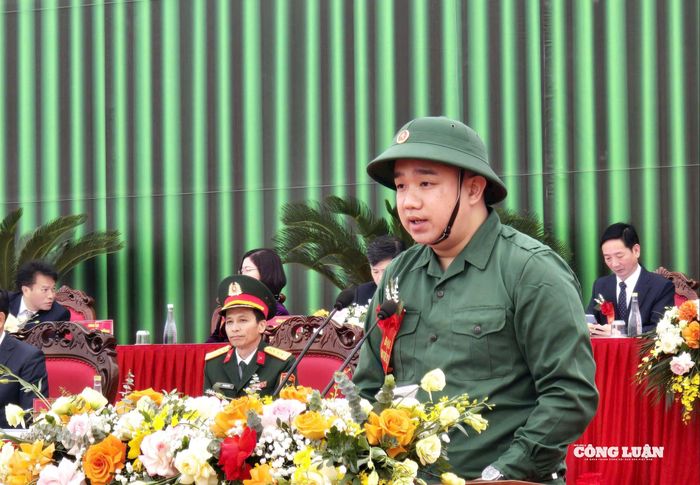 Tân binh đại diện 445 tân binh phát biểu tuyên thệ tại buổi lễ giao nhận quân 2026.