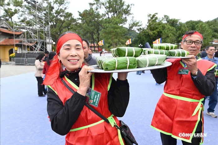 Sau hội thi, những chiếc bánh đạt giải được dâng lên các đền thờ, chùa chiền trong Khu di tích Côn Sơn - Kiếp Bạc để cầu cho “mưa thuận gió hòa, nhân khang vật thịnh”, khơi dậy lòng tự hào dân tộc trong mỗi người con đất Việt và gây ấn tượng mạnh mẽ với bạn bè quốc tế về một Việt Nam trọng nghĩa tình, giàu bản sắc. Ảnh BTC.