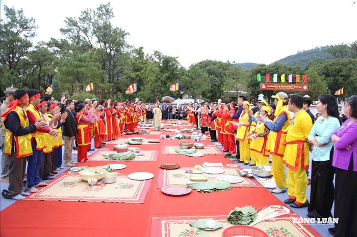 Hội thi quy tụ hơn 150 nghệ nhân từ 16 xã, phường trên địa bàn thành phố. Từ những vùng đất giàu trầm tích như Mao Điền, Kẻ Sặt đến các phường năng động như Lê Thanh Nghị, Nguyễn Đại Năng, các nghệ nhân mang đến hội thi không chỉ là hạt gạo, miếng thịt, lá dong mà là cả niềm tự hào về truyền thống quê hương. Ảnh BTC.