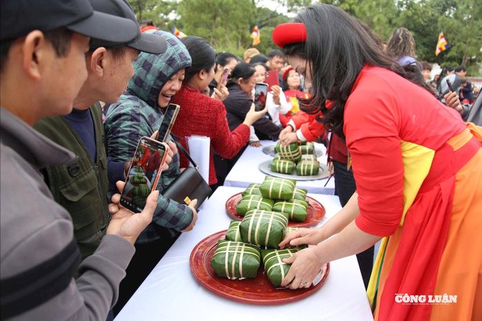 Nhìn từ góc độ văn hóa, bánh chưng và bánh giầy không chỉ là thực phẩm. Đó là biểu tượng của triết lý âm dương, của sự giao hòa giữa Đất và Trời, là tấm lòng thành kính dâng lên Tổ tiên. Ảnh BTC.