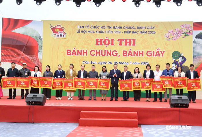 Ban tổ chức tặng cờ Lưu niệm cho các đội thi. Ảnh BTC.