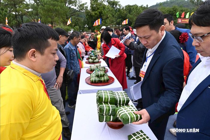 Trong 15 phút gói bánh chưng hay 50 phút đồ xôi giã bánh giầy, các nghệ nhân đã thực hiện một nghi thức văn hóa thiêng liêng, nơi kỹ năng cá nhân hòa quyện vào ý chí tập thể để tạo ra những sản phẩm dâng cúng Phật, Thánh. Ảnh BTC.