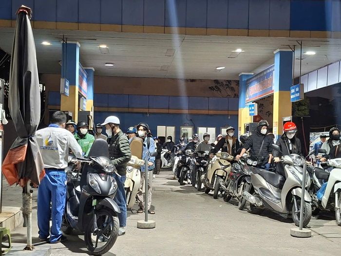 Nhiều cây xăng tại Hà Nội bất ngờ rơi vào tình trạng đông đúc. (Ảnh: Việt Vũ)
