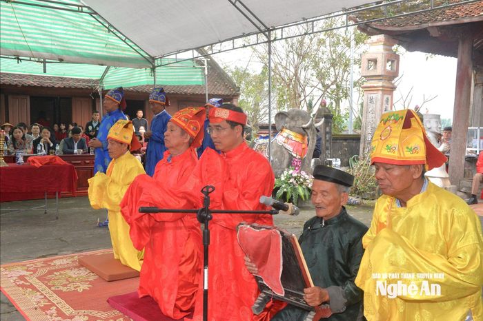 Đại lễ tế thần, cầu khoa, cầu thọ, cầu lộc, cầu tài, cầu yên được tổ chức trang nghiêm tại đền Cả. Ảnh: Văn Trường