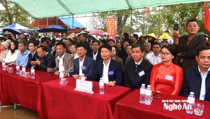 Lãnh đạo xã Yên Thành cùng đông đảo nhân dân tham dự lễ hội Đền Cả. Ảnh: Văn Trương