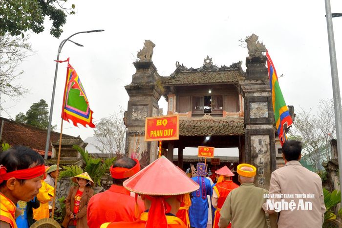 Đại diện các dòng họ trên địa bàn tổ chức lễ rước vào đền Cả. Ảnh: Văn Trường