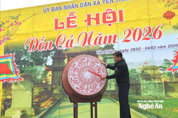 Ông Nguyễn Văn Dương - Chủ tịch UBND xã Yên Thành đánh trống khai hội đền Cả. Ảnh: Văn Trường