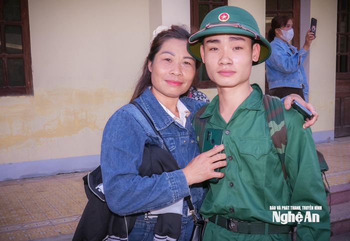 Chị Lữ Thị Cương (xã Quỳ Châu) tiễn con trai là tân binh Lê Đức Nguyên lên đường thực hiện nghĩa vụ quân sự. Ảnh: Thành Chung