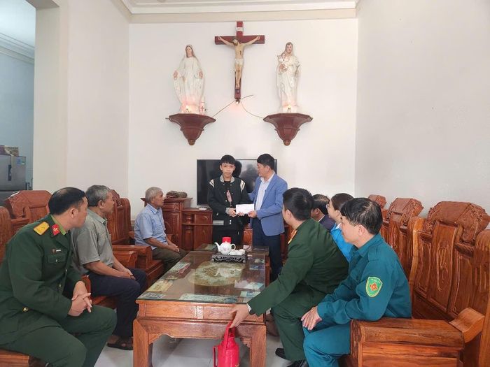 Lãnh đạo xã Quỳnh Phú tặng quà động viên thanh niên lên đường nhập ngũ. Ảnh: Tư liệu