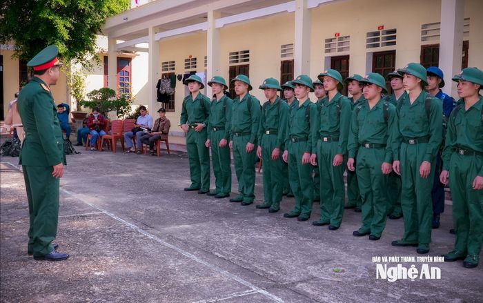 27 công dân xã Quỳ Châu chuẩn bị lên đường thực hiện nghĩa vụ quân sự, công an nhân dân. Ảnh: Thành Chung