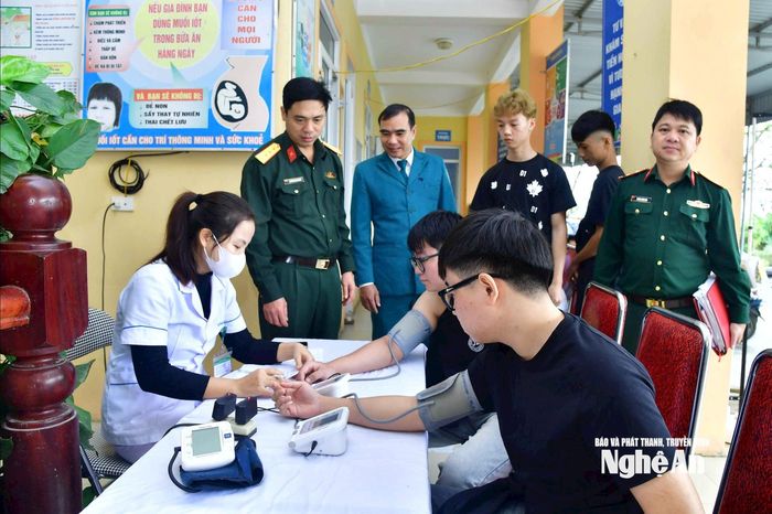 Bộ Chỉ huy Quân sự tỉnh kiểm tra công tác khám tuyển nghĩa vụ quân sự. Ảnh: Thành Chung
