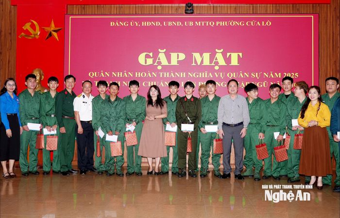 UBND phường Cửa Lò tổ chức gặp mặt, tặng quà các tân binh nhập ngũ. Ảnh: Thành Chung