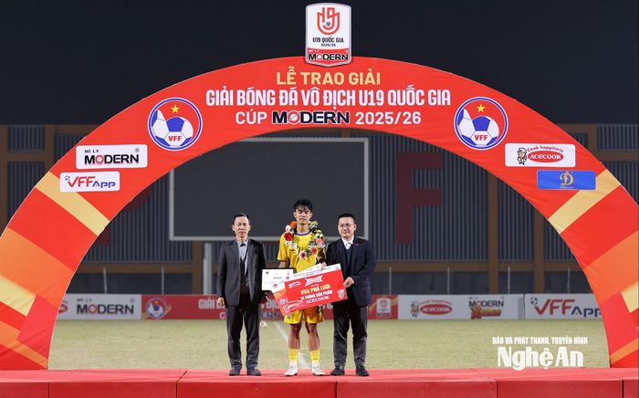 BTC trao danh hiệu Cầu thủ ghi nhiều bàn thắng nhất cho trung vệ Hoàng Minh Hợi - U19 SLNA . Ảnh: Đức Anh