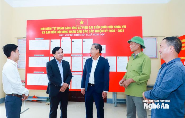 Phó Chủ tịch HĐND tỉnh Nguyễn Như Khôi trao đổi với lãnh đạo xã Nghi Lộc và xóm Quyết Thắng. Ảnh: Thành Duy