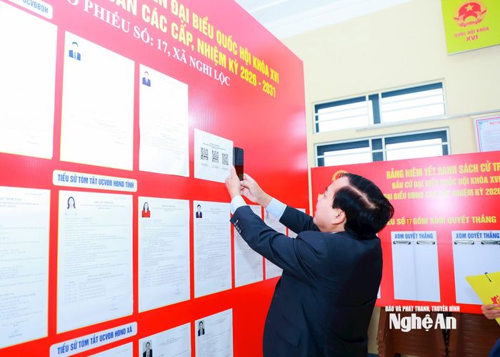 Bảng niêm yết danh sách ứng cử viên đại biểu Quốc hội, HĐND tỉnh và HĐND xã, xã Nghi Lộc bố trí thêm mã QR để người dân quét, tra cứu tiểu sử, chương trình hành động của từng ứng cử viên. Ảnh: Thành Duy