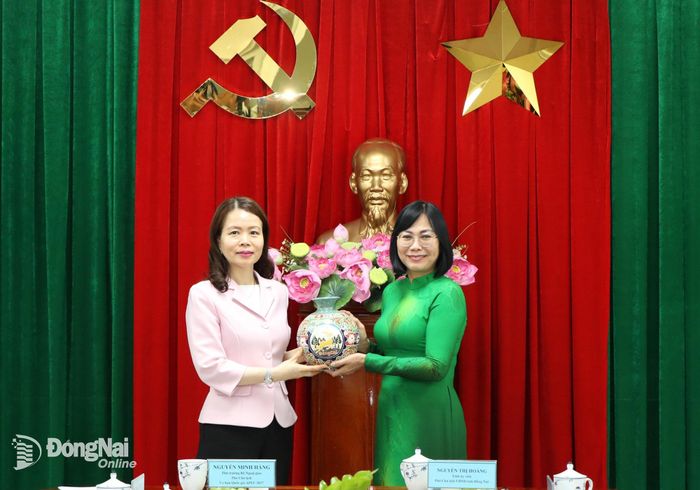 Tỉnh ủy viên, Phó Chủ tịch UBND tỉnh Nguyễn Thị Hoàng tặng quà lưu niệm của tỉnh cho Thứ trưởng Bộ Ngoại giao Nguyễn Minh Hằng và đoàn công tác. Ảnh: Vương Thế