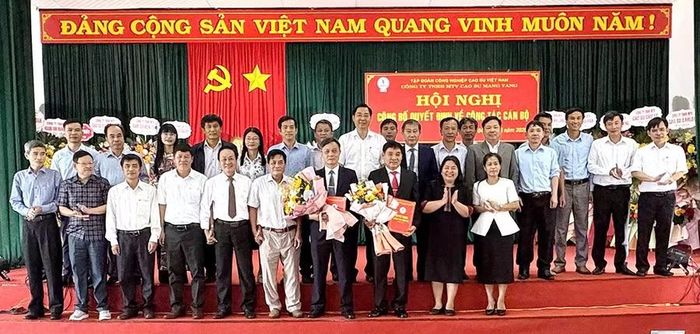  Lãnh đạo các công ty cao su trên địa bàn Tây Nguyên cùng lãnh đạo các địa phương chụp ảnh lưu niệm. Ảnh: Hà Đức Thành 