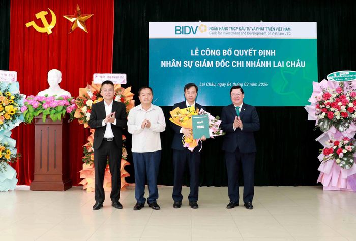 Các đồng chí lãnh đạo tỉnh, BIDV Việt Nam, Ngân hàng Nhà nước Khu vực 3 chúc mừng đồng chí Nguyễn Hoàng Hà được bổ nhiệm Giám đốc BIDV chi nhánh Lai Châu. 
