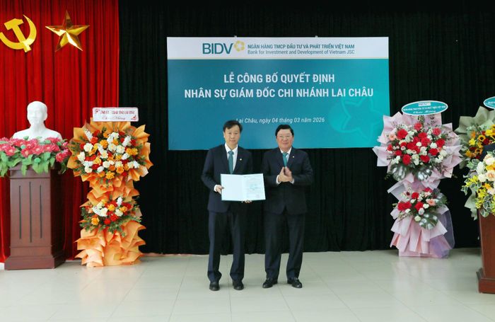 Đồng chí Đoàn Việt Nam - Ủy viên Ban Thường vụ Đảng ủy, Phó Tổng Giám đốc BIDV Việt Nam trao quyết định điều động, bổ nhiệm chức vụ Giám đốc BIDV Chi nhánh Lai Châu cho đồng chí Nguyễn Hoàng Hà.