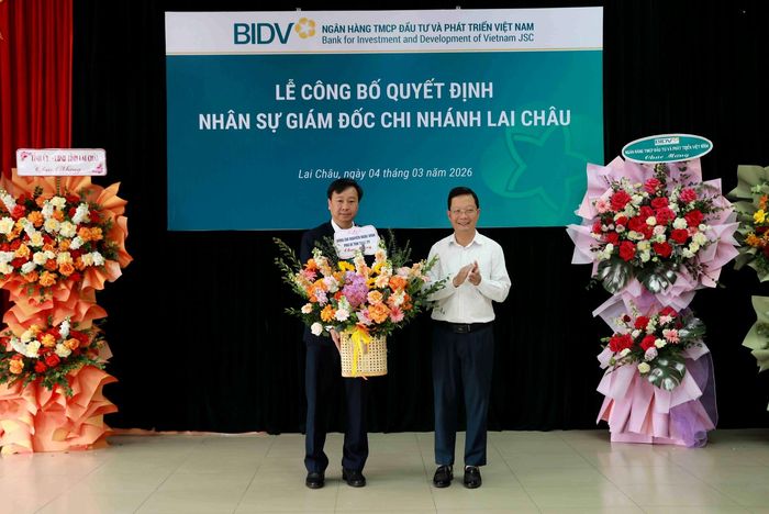 Đồng chí Nguyễn Ngọc Vinh - Phó Bí thư Tỉnh ủy, Chủ nhiệm Ủy ban Kiểm tra Tỉnh ủy, Chủ tịch Ủy ban Mặt trận Tổ quốc Việt Nam tỉnh tặng hoa chúc mừng đồng chí Nguyễn Hoàng Hà.